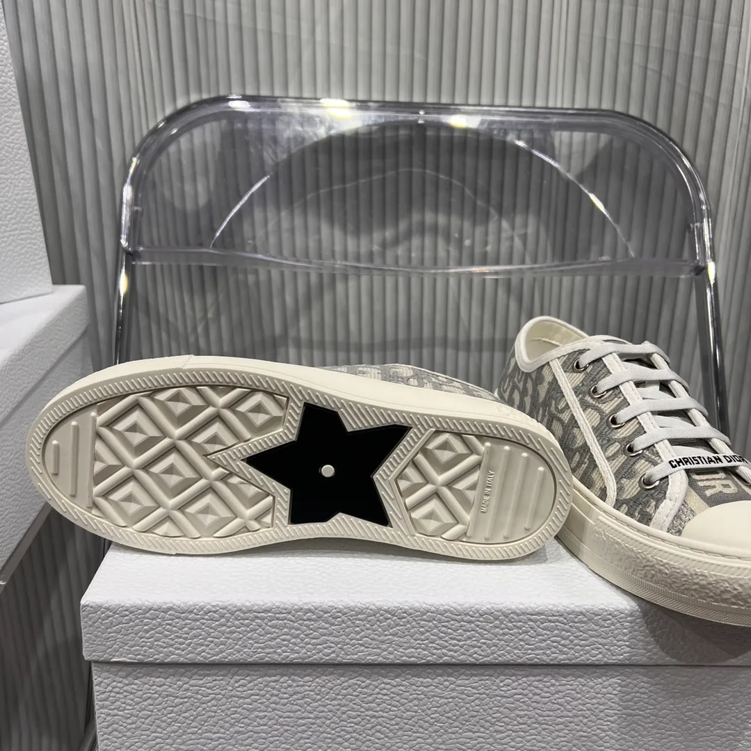👟👟Ex-factory price 480👟👟 Women's shoes, women's clothing (top purchasing quality➕full package) Dior Dior classic casual shoes, small cloth shoes, the latest color embroidery and color-blocking embroidery, super layered. Every detail is one-to-one. The tongue and shoelaces are embellished with the "Christian Dior logo, the soles and Mr. Dior's favorite lucky star Original molded outsole🌟Original cover and high-end customization! Materials: All upper materials are made to order, 3D electric embroidered three-dimensional cloth, lining sheepskin and cowhide feet, one-piece latex feet, top-quality T👟👟Ex-factory price U original outsole Size: 35–42 customized 41 42